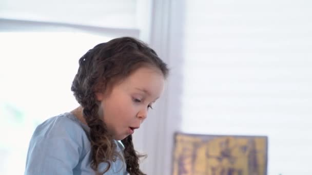 Criança pequena bonito expressões de rosto surpreso e surpreso — Vídeo de Stock