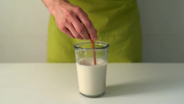 Mannelijke chef-kok mengen gistdeeg starter ingrediënten in glas — Stockvideo