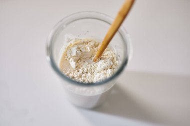 Taze hamur mayası başlangıç bileşenlerini bir bardakta karıştırıyorum.