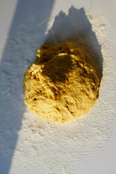 Dough proofing on white table with sunset sunlight — Stock Photo, Image