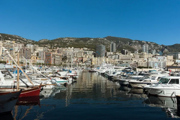 Iates em Mônaco porto marítimo marina, Monte Carlo — Fotografia de Stock