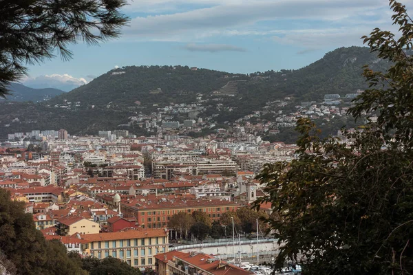 Vista de Nice, França. Telhados vermelhos da cidade velha — Fotografia de Stock