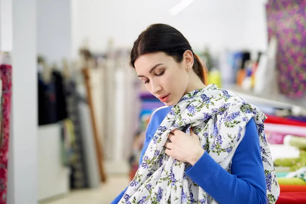 Fabrics store woman client applying linen textile on herself — Stock Photo, Image