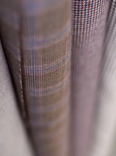 Detailní textilní rolády v různých barvách a vzorech — Stock fotografie