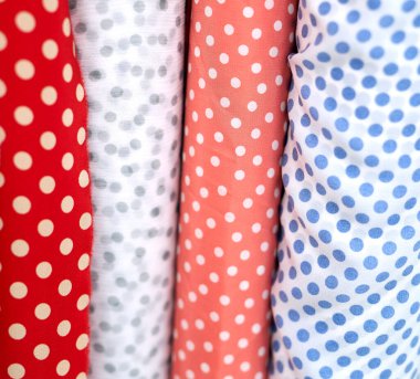 Renkli benekli kumaşlar. Moda minimalist kavram