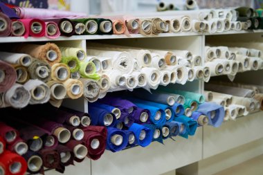 Kumaş mağazası konsepti. Atölyede renkli tekstil ruloları