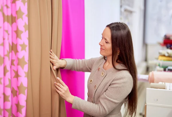 Female tailor with brown and pink colored textile cloth — Stock Photo, Image