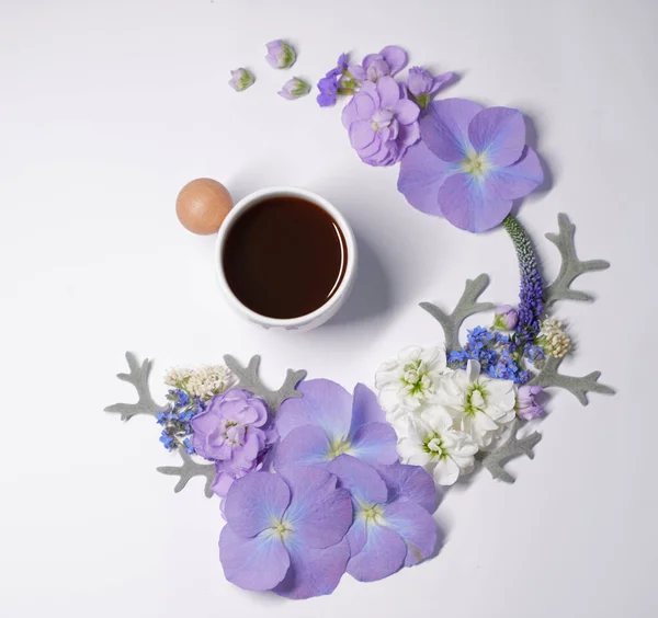 Кавова чашка з округлою фіолетовою композицією квітів гортензії — стокове фото