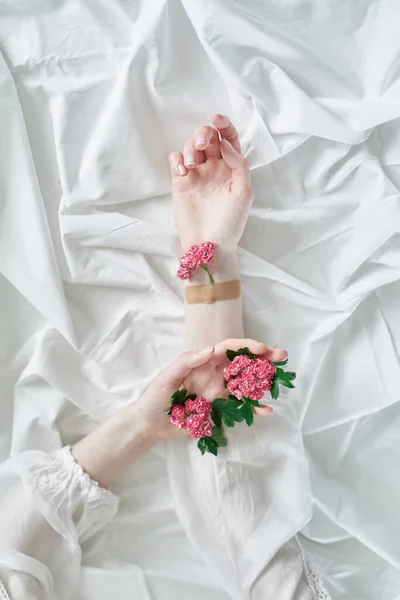 Весенняя эстетическая концепция: руки, нашивки и розовые ромашки — стоковое фото
