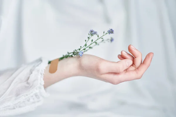 Весна эстетика: руки, заплатка и забыть меня не цветы — стоковое фото