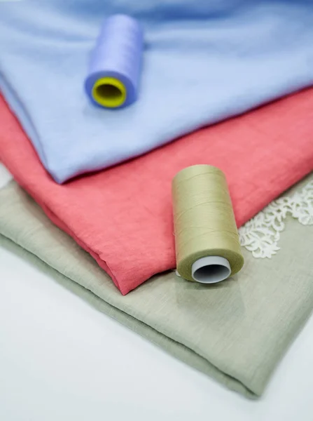 Tejidos de algodón coloridos con hilo de coser en tienda de cortinas —  Fotos de Stock