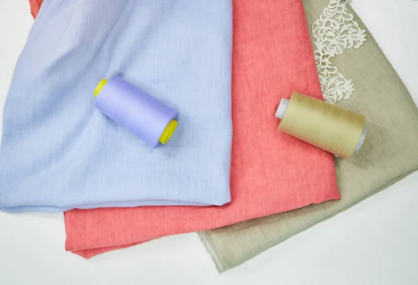 Paño de lino colorido con hilo de coser en atelier —  Fotos de Stock