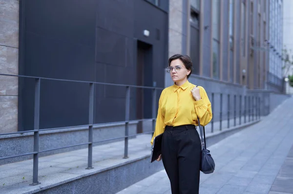 Porträtt av ung kvinnlig ekonom kommer nära office center — Stockfoto
