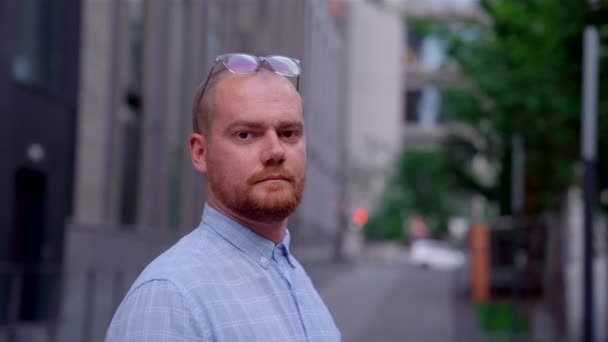 Портрет усміхненого стильного бородатого бізнесмена в центрі міста — стокове відео