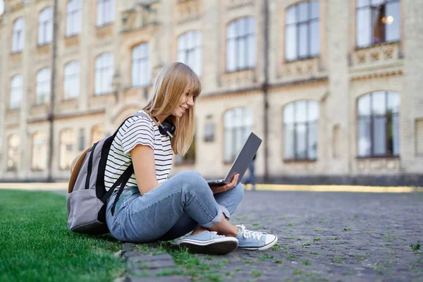 Junge Schulmädchen oder College-Studenten im Freien mit Laptop — Stockfoto