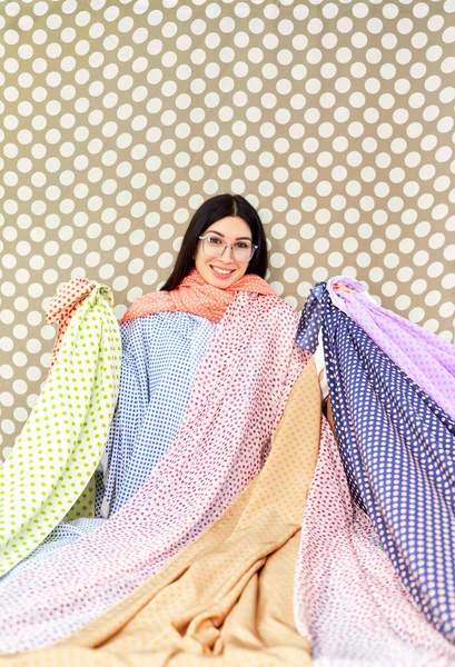 Gelukkig naaister met bos textiel doek in atelier — Stockfoto