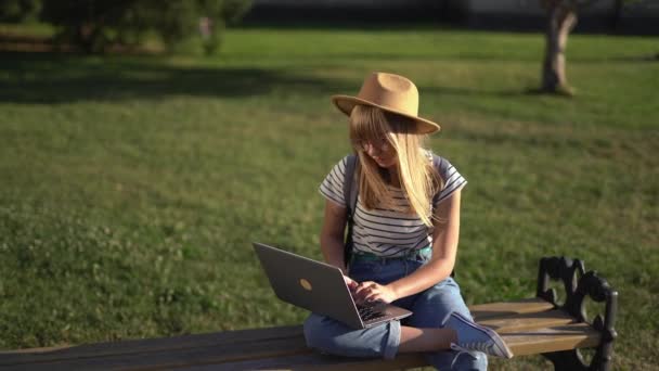 Uczelnia lub student korzystający z laptopa odkryty w parku — Wideo stockowe