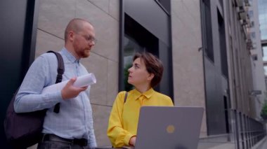 Tasarımcılar ya da mimar yöneticiler açık havada projeyi tartışıyor