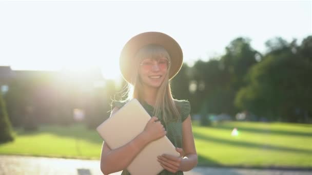 Ευτυχισμένη μαθήτρια με λάπτοπ στο πανεπιστήμιο. Σπουδές στο εξωτερικό — Αρχείο Βίντεο