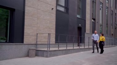 İş ekibi caddede proje tartışması yapıyor.