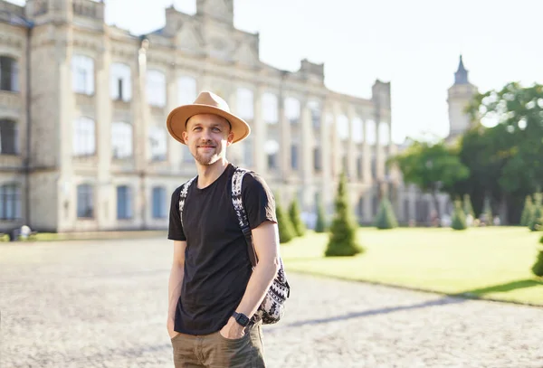 Милый путешественник или турист в шляпе в старом городе Европы — стоковое фото