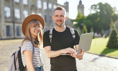 Laptop kullanan öğrencilerin e-öğrenimi. Erkek ve kadın çalışıyor.