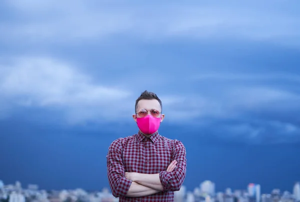 Masculino em máscara rosa olhando para a câmera, conceito LGBTQ. — Fotografia de Stock