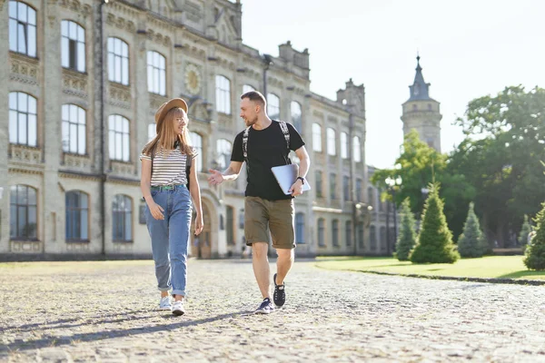 Üniversite kampüsüne giden ve konuşan öğrenciler. Yurt dışı eğitim