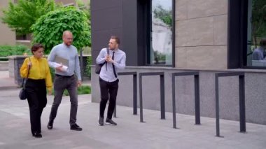 İş arkadaşları takım olarak sokaklarda beyin fırtınası yapacak.