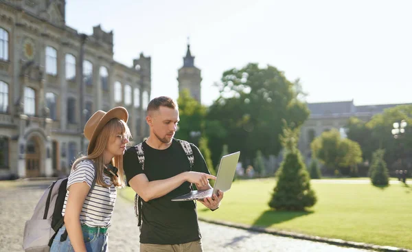 Online-Studie von männlichen und weiblichen Studenten mit Laptop am Campus — Stockfoto