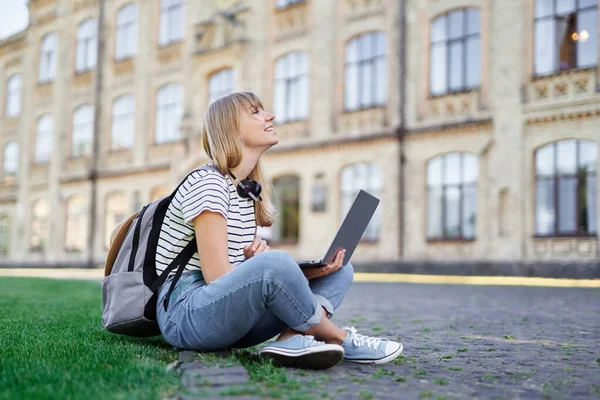 Glückliches Studentenmädchen auf dem Uni-Campus im Sommer mit Laptop — Stockfoto