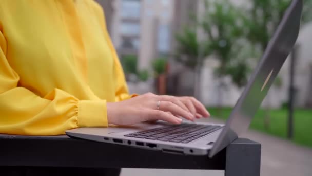 Primer plano de la mujer de negocios manos escribiendo en el teclado del ordenador portátil — Vídeos de Stock