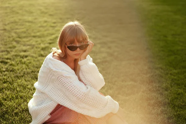 Elegante estilo joven adolescente en gafas de sol retrato estético — Foto de Stock