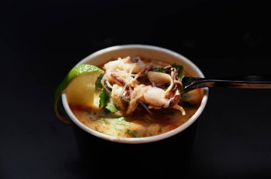 Baharatlı şehriye çorbası, deniz ürünü ve ahtapot.