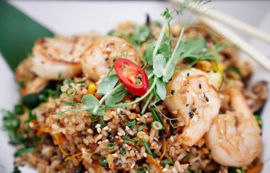 Çin tavasında karides ve sebzeli pilav.