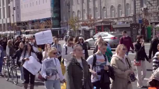 Київ, Україна - 5 вересня 2021 року: марш проти жорстокого поводження з тваринами та дельфінаріїв — стокове відео