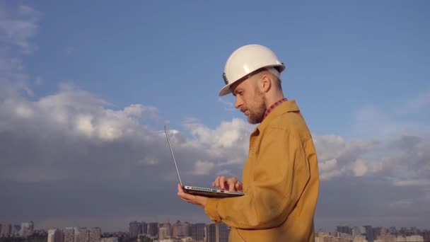 Polier oder Architekt mit Laptop und Hand — Stockvideo