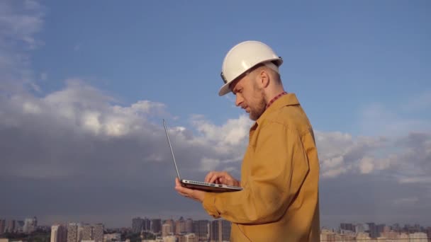 Mérnök az építési területen a laptop városi — Stock videók