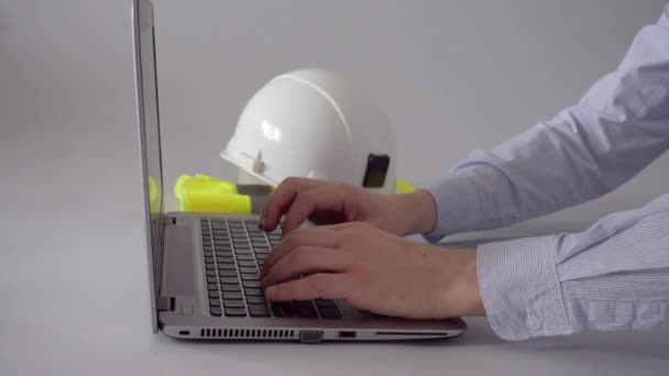 Engineer or construction supervisor in shirt using laptop — Αρχείο Βίντεο