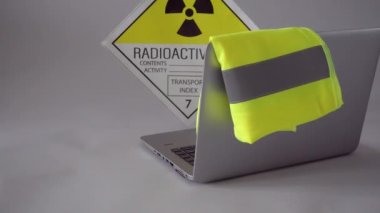 Atom mühendisliği: güvenlik kaskı ve yeleği, dizüstü bilgisayar