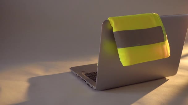 Ingénieur de construction mettre casque près d'un ordinateur portable avec gilet — Video