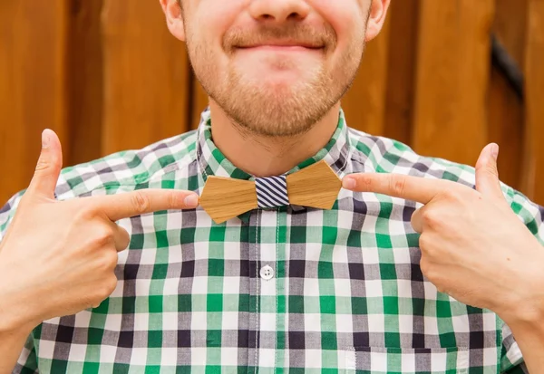 Portret nerd w drewniane bowtie — Zdjęcie stockowe