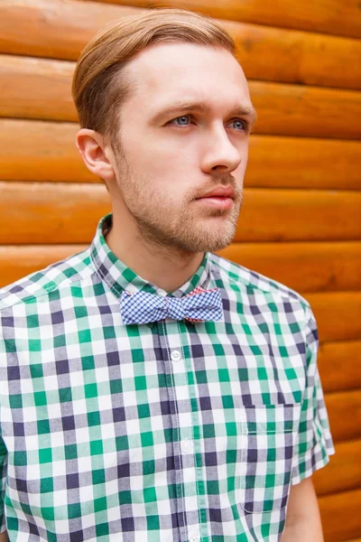 Portrait de jeune hipster en chemise et noeud papillon — Photo