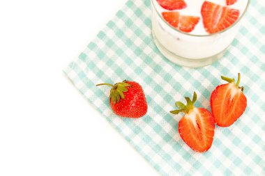 Olgun çilek ve süt