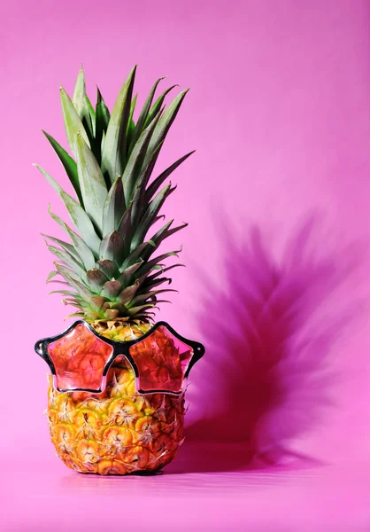 Ananas con occhiali da sole — Foto Stock