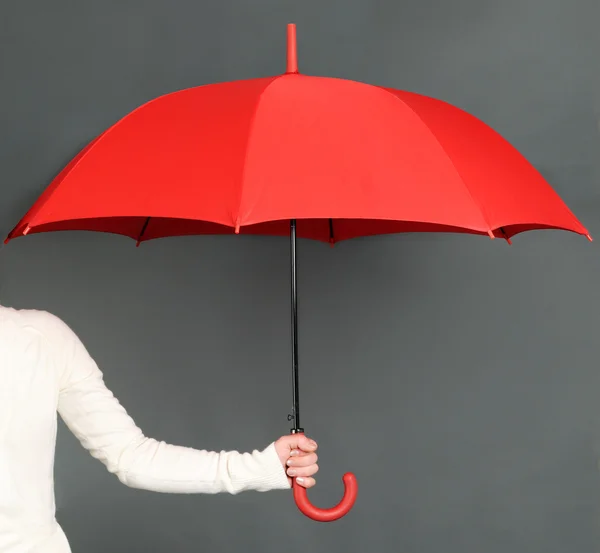 Hand mit rotem Regenschirm — Stockfoto