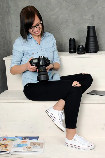 Fotógrafo chica alegre — Foto de Stock