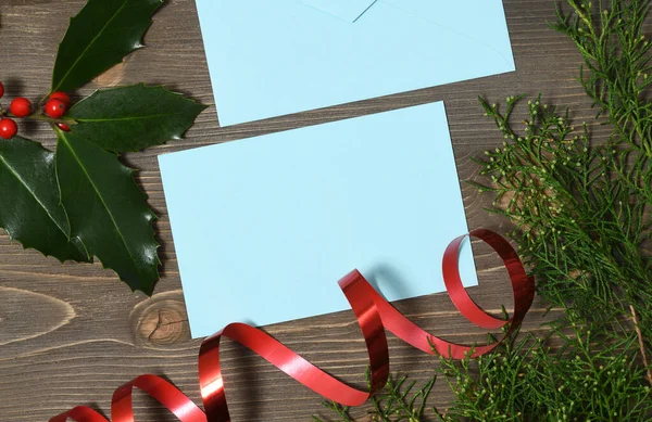 蓝卡和装有圣诞装饰的信封 — 图库照片
