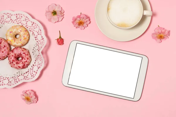 Tasse Cappuccino Mit Donuts Und Tablette Auf Rosa Hintergrund — Stockfoto