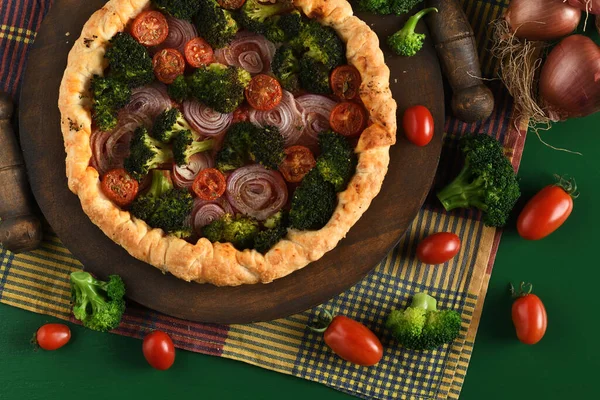 ブロッコリーと自家製野菜パイ トマトと玉ねぎ — ストック写真